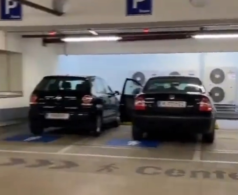 confiantesh's tweet photo. @wallstwolverine importante DOS COSAS, muy curioso que lo pongan al lado de los minusválidos, y lo segundo, hay dos autos de mujeres MAL estacionados siendo que el espacio es mas amplio. https://t.co/Ir1CctebbQ