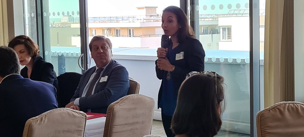 maTournaire's tweet image. Au déjeuner du @Medef92 échanges passionnants sur les athlètes des #JO et leur place ds les entreprises. Avec @dcarlach'ch vice présidente Medef ancienne athlète + @SarahOurahmoune, 265 combats, Championne de France, d'Europe, du monde Médaillée aux JO de Rio @lrainfray
@mpHure