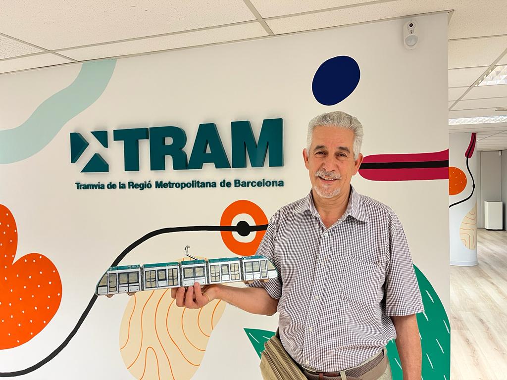 TRAM_Barcelona's tweet photo. Mireu quin nivell de detall 🎨 Fa unes setmanes vam rebre la visita de Vicente Alpuente, que ens va cedir la maqueta del tramvia que ell mateix ha construït!
Ara la maqueta llueix a les oficines de TRAM 😊 Moltes gràcies, Vicente!
#InfoTRAM de maig 🔗 https://t.co/bwvqCQ3KBn https://t.co/TaAc6SstWA