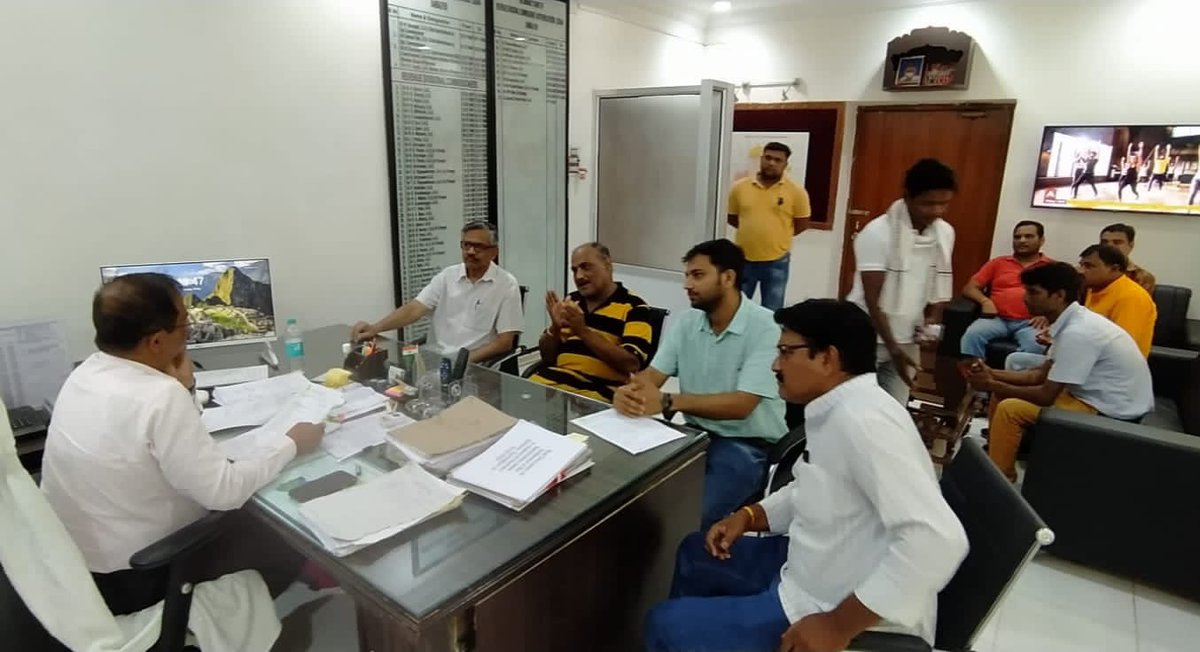 samacharjustcl1's tweet photo. A group of denizens of #Sambalpur City under the aegis of social organisation, Utkantha call on RDC (ND), SC Dalai over illegal collection of toll by Ashoka Buildcon on a rural road which connects NH-53 at Barhagoda with Aamsadha in #Bargarh district. #Odisha https://t.co/406PQVXSvK