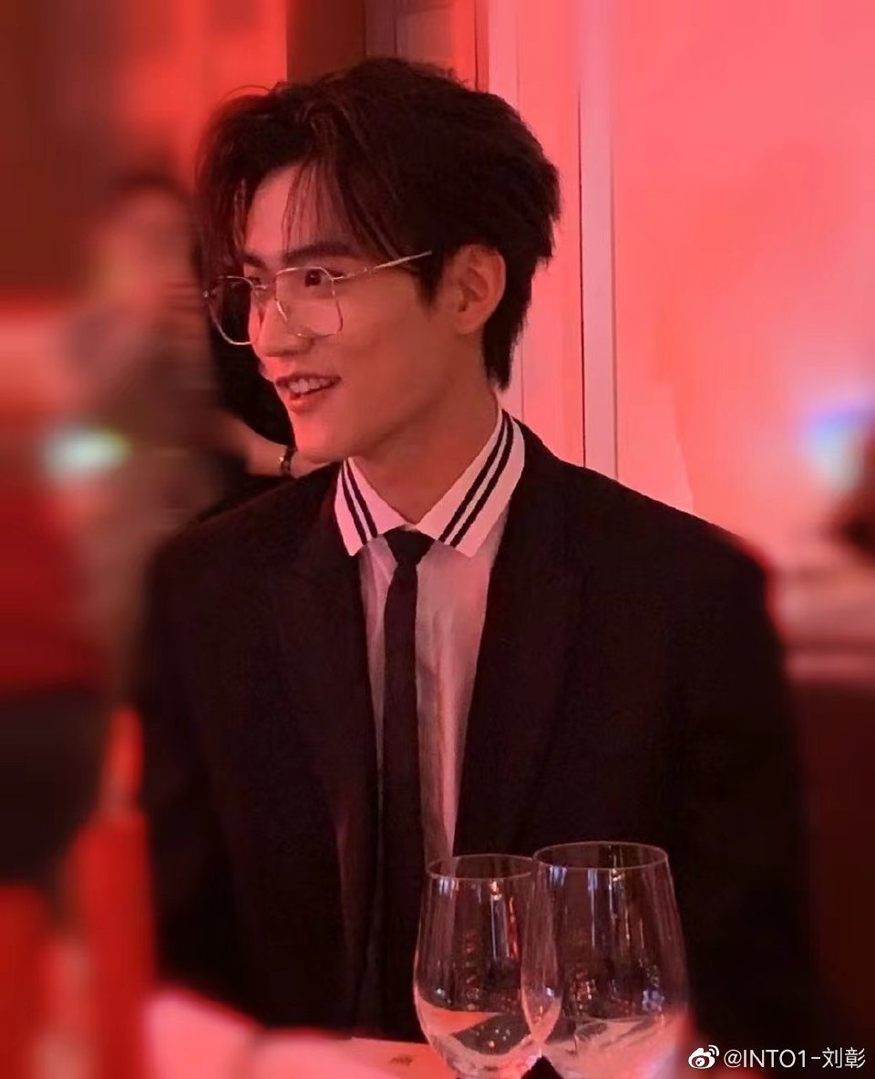 SUBSIDER11_'s tweet photo. {trans : AK weibo}

สุขสันต์วันเกิดน้องชาย ต้องหล่อขึ้นทุกวันๆ  มีความสุขในทุกๆวันนะ！@/INTO1-周柯宇 ​​​

; #INTO1AK刘彰 #AK刘彰 https://t.co/ZMEXM4sGYz