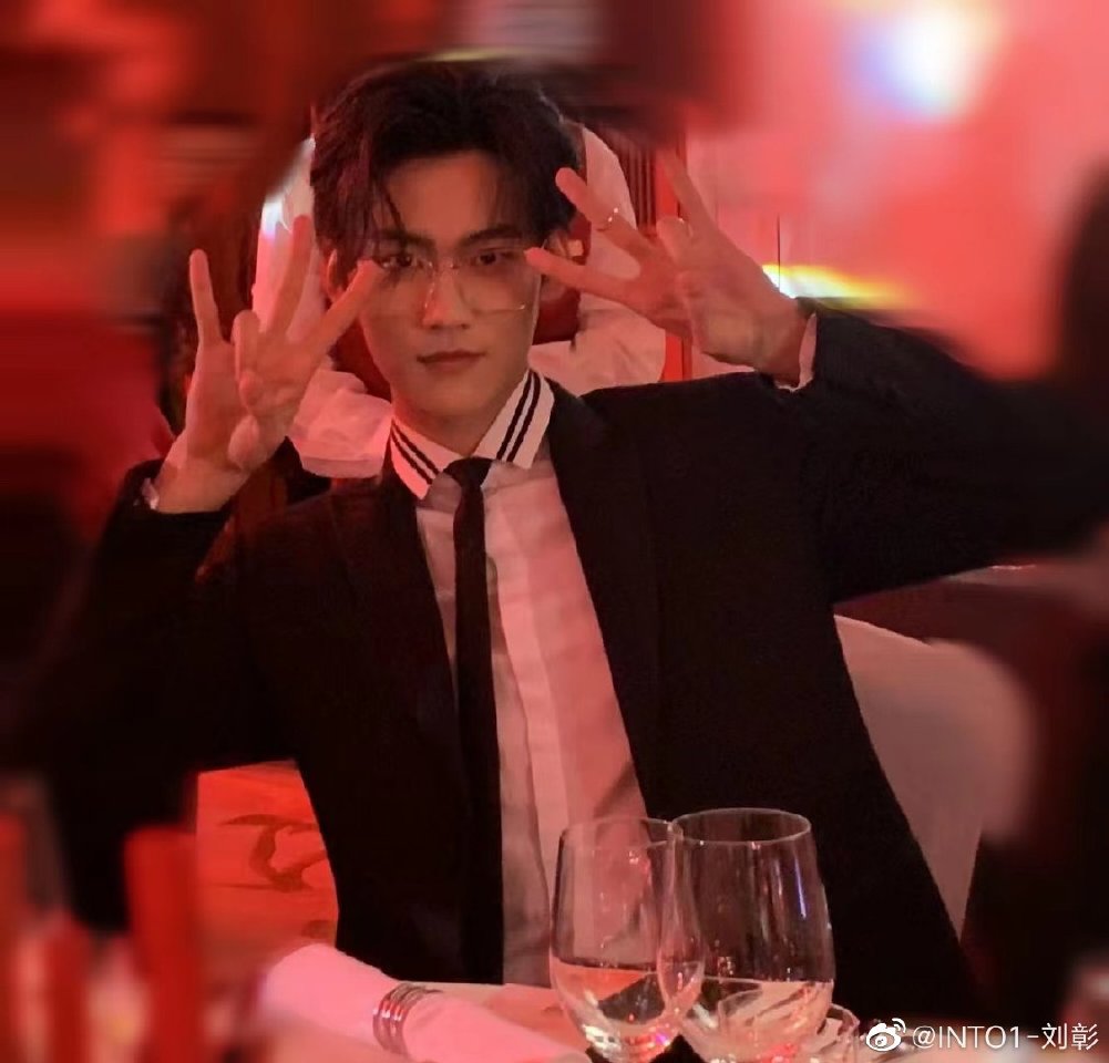 SUBSIDER11_'s tweet photo. {trans : AK weibo}

สุขสันต์วันเกิดน้องชาย ต้องหล่อขึ้นทุกวันๆ  มีความสุขในทุกๆวันนะ！@/INTO1-周柯宇 ​​​

; #INTO1AK刘彰 #AK刘彰 https://t.co/ZMEXM4sGYz