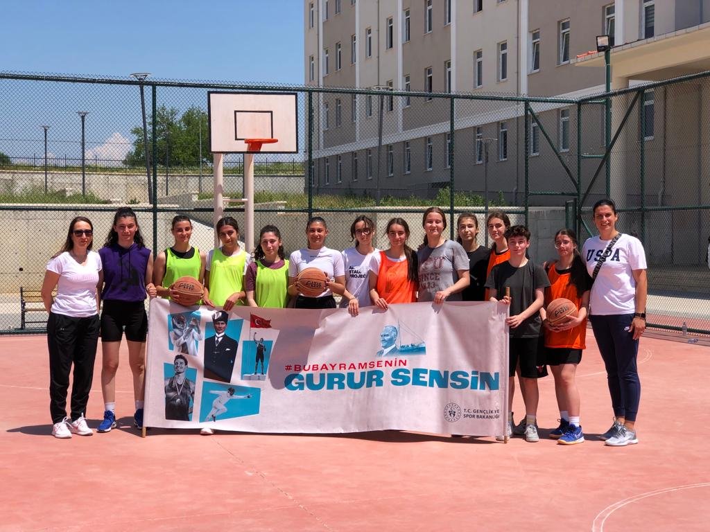 Edirne Kız Yurt Müdürlüğümüz D-E bloklarda Gençlik Haftası sebebiyle antrenörümüz <a href="/dilekozak/">Dilek Özak MERT</a> ın katkılarıyla  'Sokak Basketbolu' etkinliği gerçekleştirildi. <a href="/GSB_Edirne/">Edirne Gençlik ve Spor İl Müdürlüğü</a> <a href="/EdirneKYGM/">GSB Edirne Yurtları</a> <a href="/arzum_bulduk/">Arzum Bulduk</a> <a href="/ozlemisikkdogan/">ozlemisikakdogan</a> 🏀🥇🏆🎉