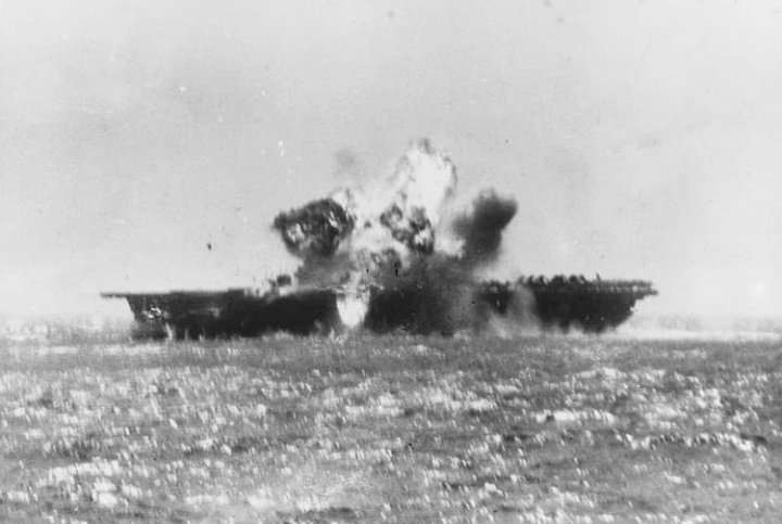 El portaaviones estadounidenses USS Essex (CV-9) justo al ser impactado por un Kamikaze el 25 de noviembre de 1944 en operaciones cercanas a las Islas Filipinas.
