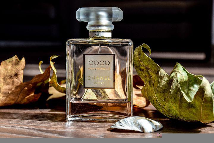 AlmegaPerfumes's tweet photo. Coco Mademoiselle by Chanel is a Amber Floral fragrance for women. Coco Mademoiselle was launched in 2001. The nose behind this fragrance is Jacques Polge. Top notes are Orange, Mandarin Orange, Bergamot and Orange Blossom; middle notes are Turkish Rose, Jasmine, Mimosa https://t.co/9CNivYcefo