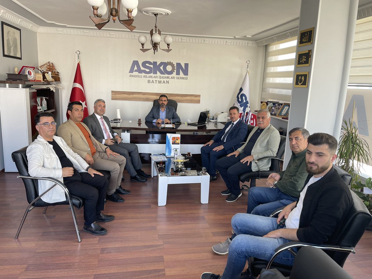 askonbatman's tweet photo. SGK haftası vesileyle SGK il müdürümüz 
@aokten06 ve ekibi şubemizi ziyaret etti. https://t.co/XCKbKL6HlT