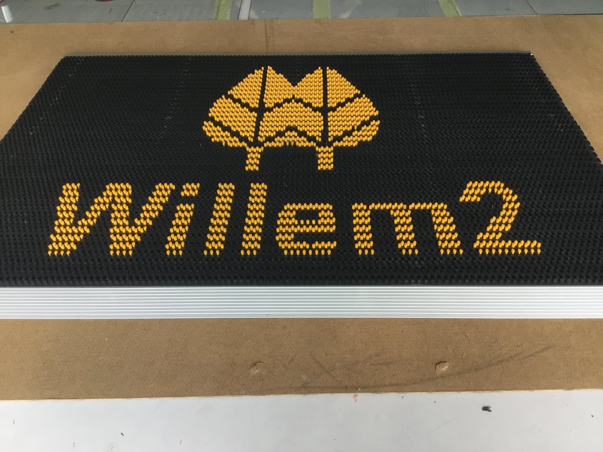 ADLogoMat's tweet photo. Foto's van enkele borstelmatten met logo die we recentelijk hebben geleverd. Dit is de meest effectieve schoonloopmat die beschikbaar is en het ziet er ook nog mooi uit. 

https://t.co/2WlFojUBpS 

#logomat #deurmat #schoonloopmat https://t.co/KFNdaCd9Co