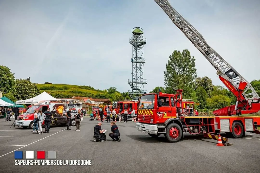 pompiers24's tweet photo. Retour en images sur les portes ouvertes du cis de Ribérac, 14.05 en présence de  @nicolaplaton maire de #Riberac mais également membre du bureau du Conseil d'Aministration #SDIS24 https://t.co/nvK0ovzimG