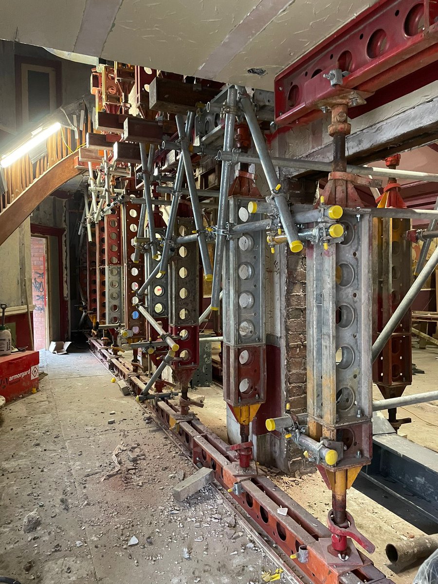 HydraCapsule's tweet photo. Temporary propping, needling and temporary works supports used for demoliton and steelwork installation #propping #temporarypropping #jacking #givingconstructionoursupport https://t.co/FfMhPxMGX2