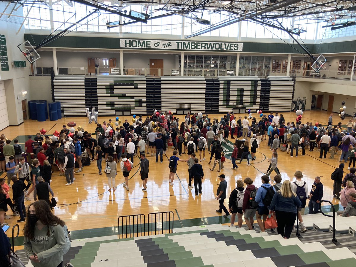 BVSWPrincipal's tweet photo. Congratulations to the 35 student athletes continuing on at the college level we recognized at our Athletic Signing Celebration today! #swpride https://t.co/wQ5dVRbKPz