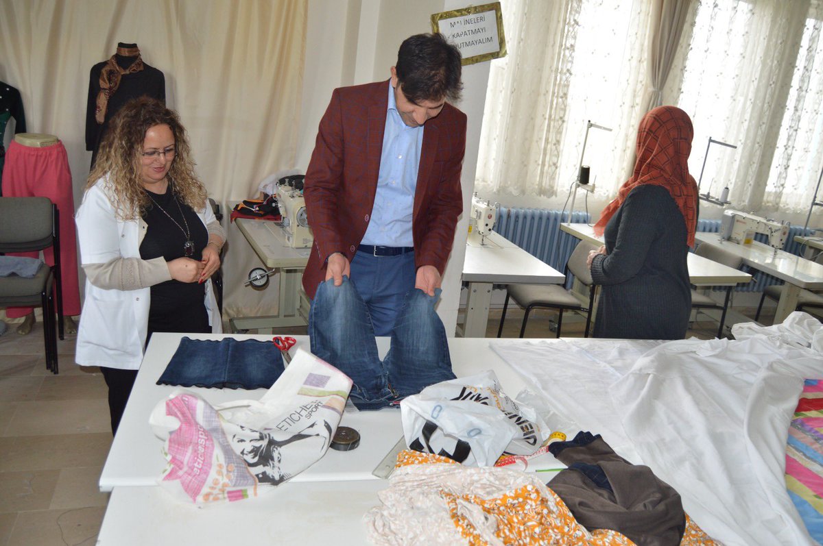 İlçe Milli Eğitim Müdürümüz Sayın Naif KELEŞ, Ahmet Toprak Halk Eğitim Merkezindeki kursları ziyaret etti.

<a href="/tcmeb/">Millî Eğitim Bakanlığı</a> <a href="/yilmaznazif/">Nazif Yılmaz</a> <a href="/mebhbogm/">MEB Hayat Boyu Öğrenme Genel Müdürlüğü</a> <a href="/dbakirvalilik/">T.C. Diyarbakır Valiliği</a> <a href="/Diyarbakirmem/">Diyarbakır İl Millî Eğitim Müdürlüğü</a> <a href="/Murat4Kucukali/">Murat Küçükali</a> @LiceKaymakamlik