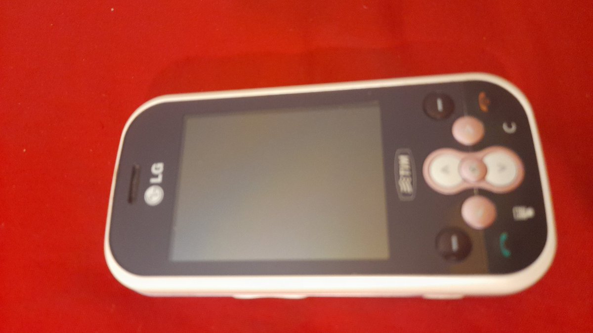 manis_giu's tweet photo. giusto giusto mentre studiavo lo stile severo mia mamma entra per darmi questo mio vecchio lg🤑 #2000core #2000aesthetic #2000s https://t.co/SkuCPuJPZi