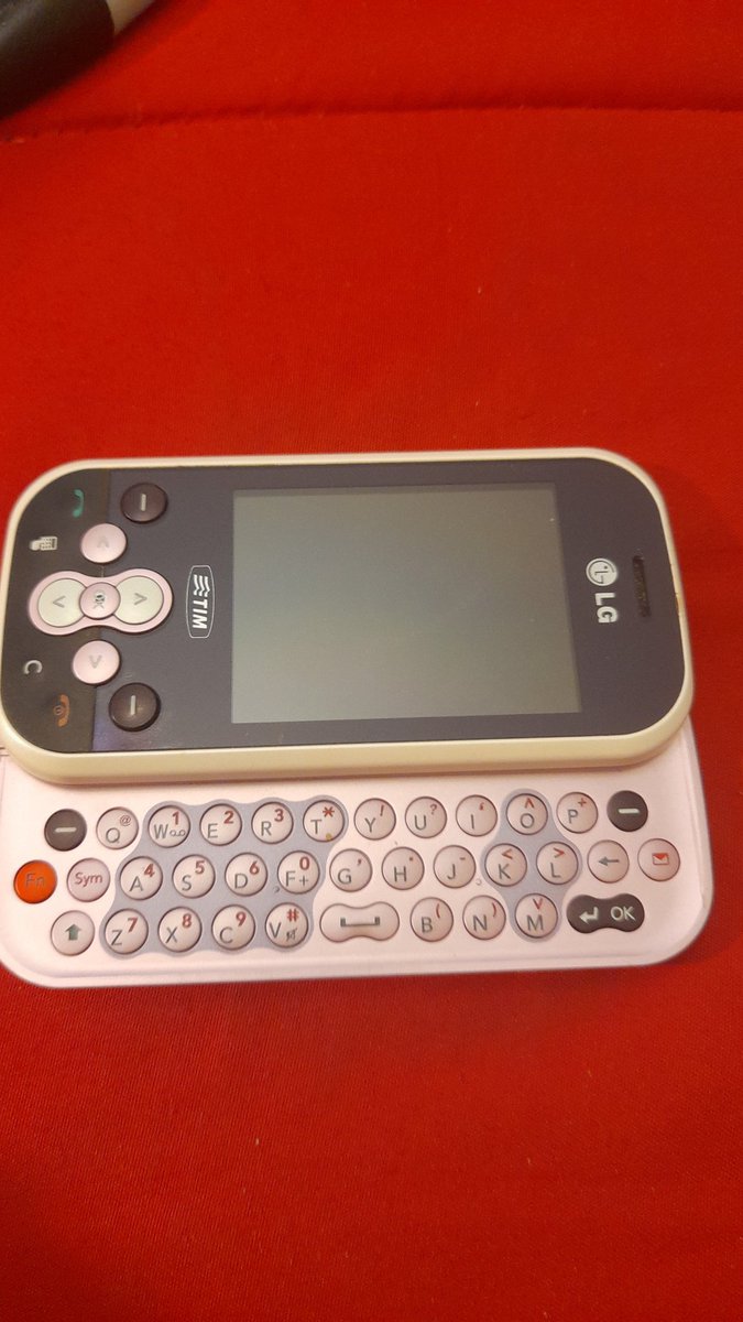 manis_giu's tweet photo. giusto giusto mentre studiavo lo stile severo mia mamma entra per darmi questo mio vecchio lg🤑 #2000core #2000aesthetic #2000s https://t.co/SkuCPuJPZi
