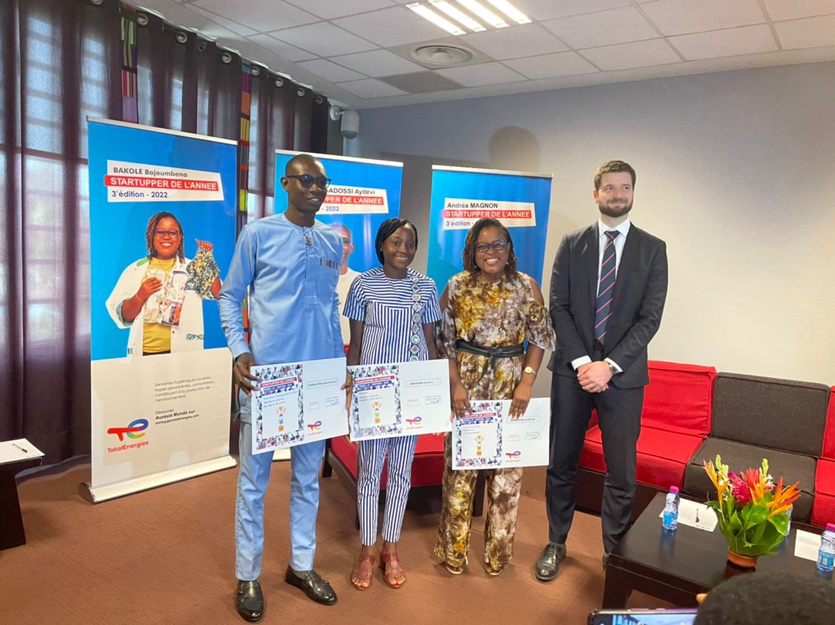 jimsjazz's tweet photo. Respectivement en partant de la gauche:
- HOUNOU-ADOSSI Ayitevi
-Andrea Magnon 
- @ElsaMbenaBa 

Les lauréats de l'édition TOTAL STARTUPPER 2021-2022 de @TotalEnergies ! Et je crois amplement qu'ils méritent leurs prix !

 #StartupperChallenge
#TotalStartupper #TotalEnergiesTogo https://t.co/VpUJMIjqjn