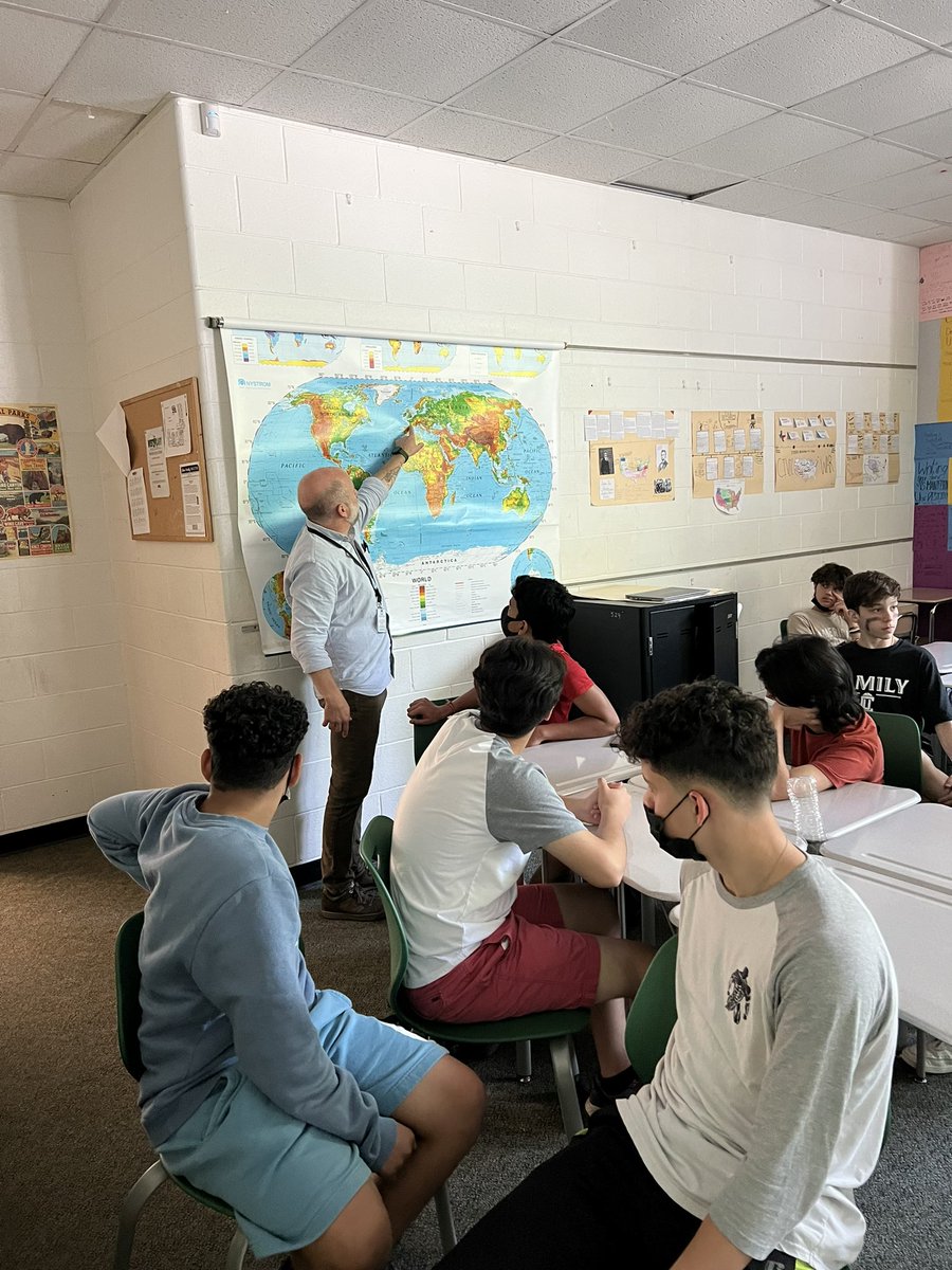 wcmsAPpeoples's tweet photo. Enjoyed popping by Dr. @LeifTornquist class and teaching a little Social Studies while he ran to grab his lunch provided by PTA, but not before he finished driving home points about WWII, D Day and the memorial that now stands in memory of the many who lost their lives #superimp https://t.co/21KyuHdM9U