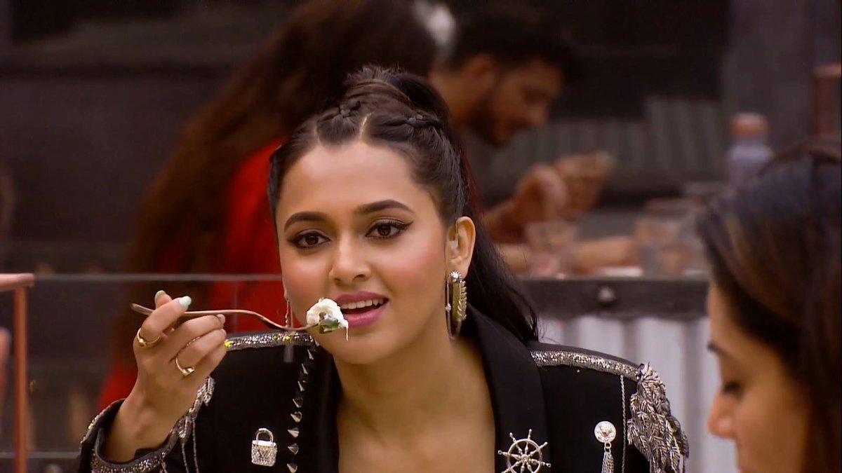 TejasOfficialFC's tweet image. Still foodie!! @itsmetejasswi 

SASSY WARDEN TEJASSWI
#LockUppWithTejasswi