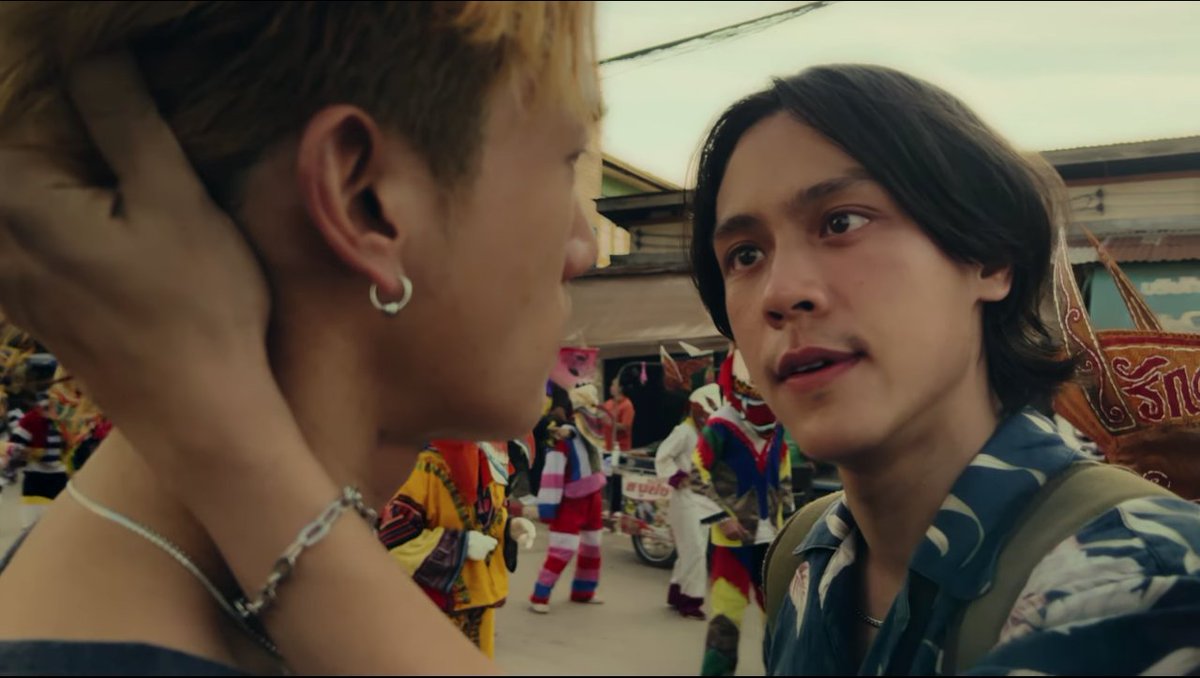 Jubphitnang's tweet image. [เธรดสั้น] Apple เพิ่งปล่อยหนังผีสั้น #ผีตามคน ออกมา ซึ่งถ่ายโดยใช้กล้องจาก iPhone 13 Pro ทั้งเรื่อง ซึ่งกำกับโดยโอ๋-ภาคภูมิ วงศ์ภูมิ (ชัตเตอร์ฯ, แฝด, Homestay) โดยได้รับแรงบันดาลใจจากเทศกาลผีตาโขน จ.เลย ที่คำเพี้ยนมาจากผีตามคน เชื่อกันว่าผีนั้นจะเดินออกมาปะปนกับคนใส่หน้ากาก (1)