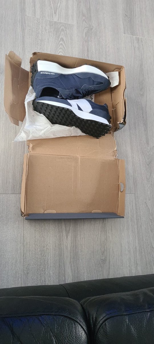 Relle_Nicolle's tweet photo. This is the mashed up box my trainers came in today 🥴 @schuh https://t.co/SaTo5WhtZe