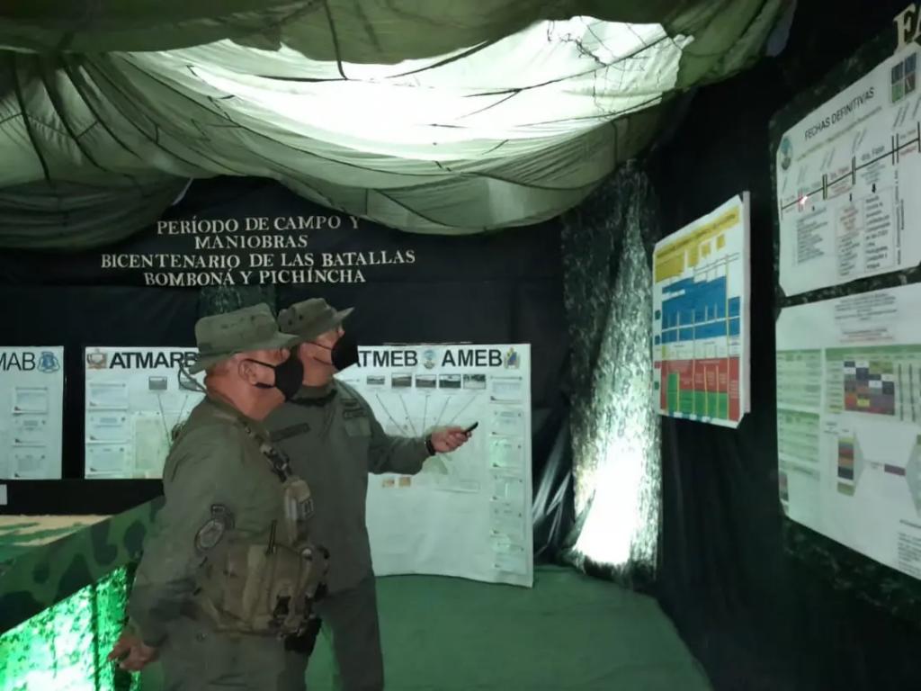 ecomel_umbv_ve's tweet photo. 🗣️#Enterate ||El GD. Neptali Rodríguez Director de @Dicofanb efectuó revista a las #ManiobrasTerepaimaUMBV junto al GB Leonardo Trujillo Cordero Director del @cepttlumbv1 para constatar la instalación, operación y mantenimiento de las Comunicaciones. #ComumicarEsVencer 📡 https://t.co/wDIouOyStK
