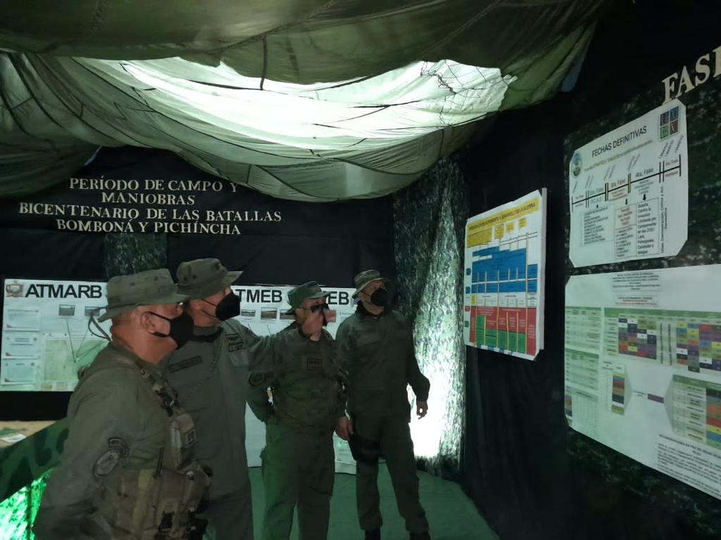 ecomel_umbv_ve's tweet photo. 🗣️#Enterate ||El GD. Neptali Rodríguez Director de @Dicofanb efectuó revista a las #ManiobrasTerepaimaUMBV junto al GB Leonardo Trujillo Cordero Director del @cepttlumbv1 para constatar la instalación, operación y mantenimiento de las Comunicaciones. #ComumicarEsVencer 📡 https://t.co/wDIouOyStK