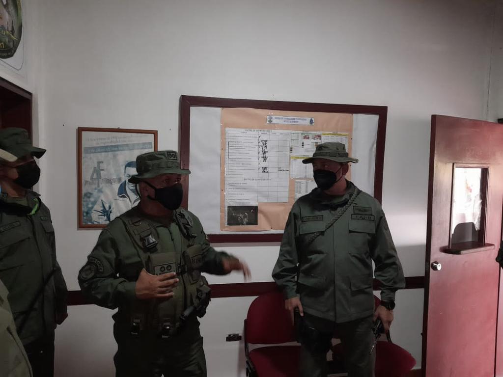 ecomel_umbv_ve's tweet photo. 🗣️#Enterate ||El GD. Neptali Rodríguez Director de @Dicofanb efectuó revista a las #ManiobrasTerepaimaUMBV junto al GB Leonardo Trujillo Cordero Director del @cepttlumbv1 para constatar la instalación, operación y mantenimiento de las Comunicaciones. #ComumicarEsVencer 📡 https://t.co/wDIouOyStK