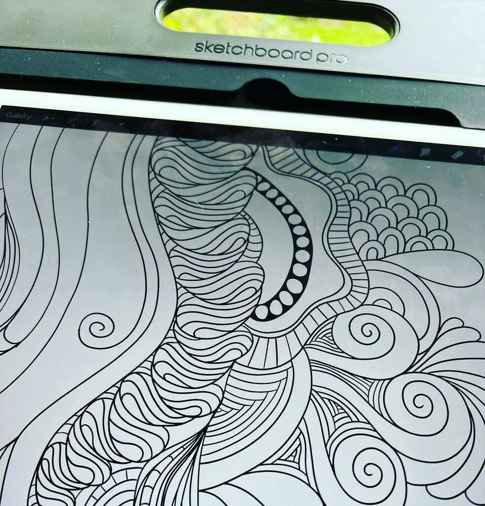 CraftandColorCo's tweet photo. This thing is a game changer. #sketchboardpro #ipadpro #procreate #ipadprocreate #coloringforgrownups #coloringbookartist #zendoodleart #workingoutside #inspiredbynature https://t.co/Shxr2AOQrS https://t.co/mfpOwPlQ66