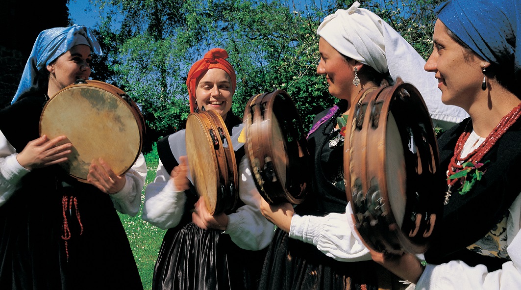 Algunas, que no todas 😅, de las fiestas o romerías tradicionales, que se celebran en la Comarca de los Picos de Europa, más destacadas por su tipismo y por su carisma popular multitudinario 👉 picosdeeuropa.com/fiestas-popula…