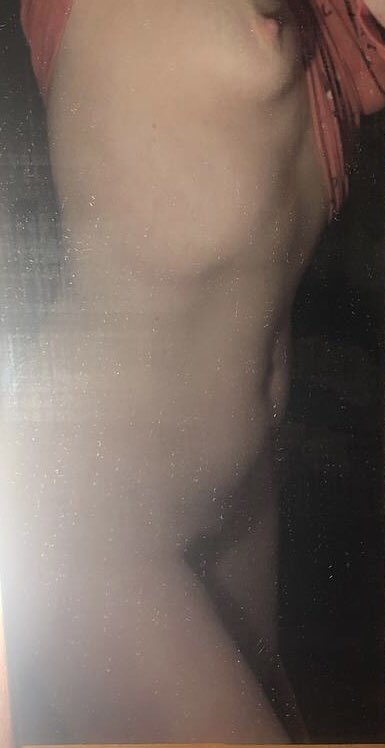 cassandre_soum's tweet photo. Maître,
Me voilà, tant désirée, devant toi !
Comment me trouves-tu ? 
Je suis encore debout, élancée, il me suffira d’une seconde pour me mettre à genoux, à tes pieds.
Mon regard se portant sur ta verge en érection, quel délice pour les yeux.
Je veux la goûter 👅! https://t.co/1uLeqzqcmT