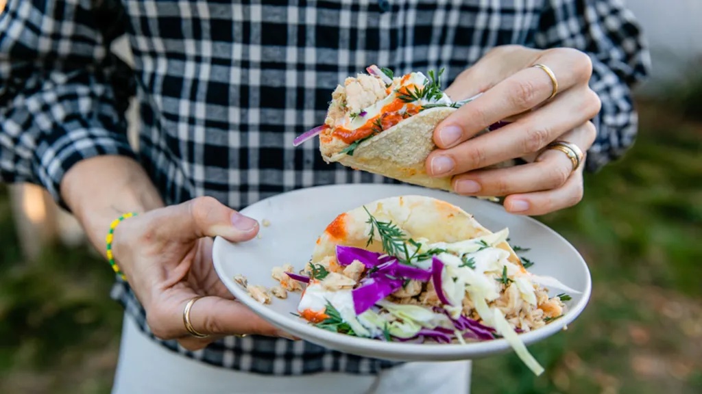 Happy #CincodeMayo! Today we're keeping things easy and whipping up our Sesame Salmon Tacos. They're delicious, fun, and take only 15 minutes from start to finish. Find the recipe below. 🎉

bit.ly/2RfwvyP