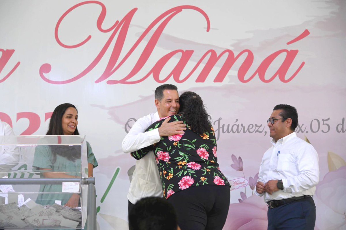 alejandromurat's tweet photo. En Oaxaca, el 65 % de la fuerza laboral de la administración pública está en sus madres trabajadoras, por eso, hoy después de 2 años y en compañía de @nassarmariana, titular de @Admon_GobOax celebramos a las mamás del @STPEIDCEO. ¡Felicidades! https://t.co/lm46Imv1QV