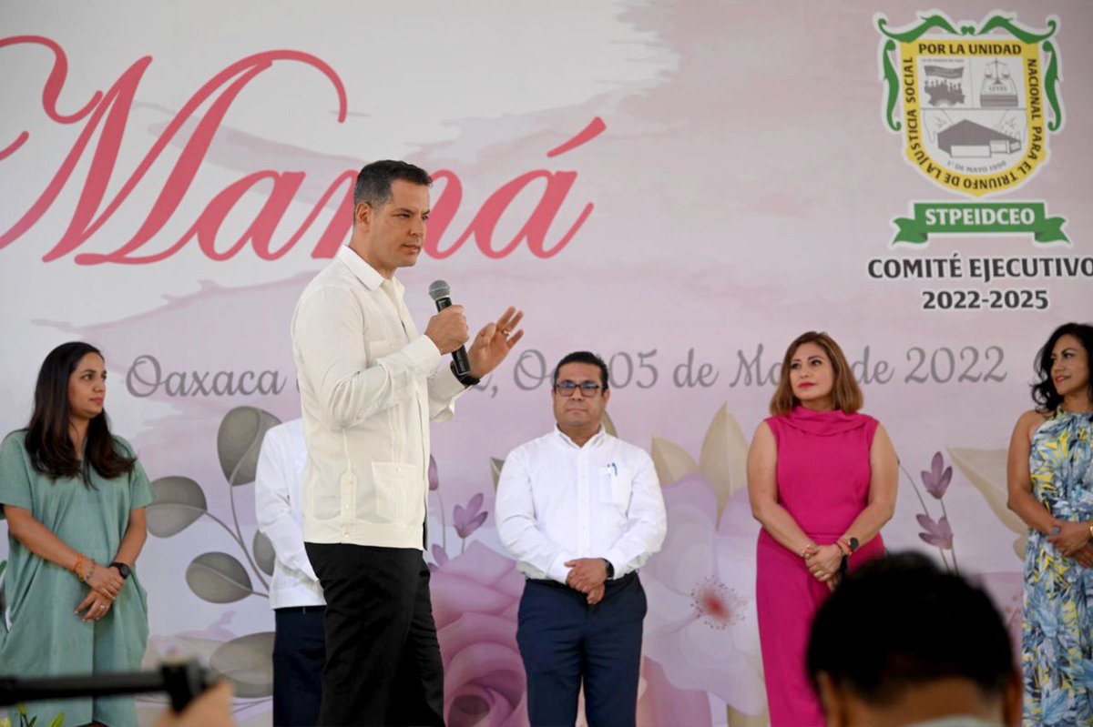 alejandromurat's tweet photo. En Oaxaca, el 65 % de la fuerza laboral de la administración pública está en sus madres trabajadoras, por eso, hoy después de 2 años y en compañía de @nassarmariana, titular de @Admon_GobOax celebramos a las mamás del @STPEIDCEO. ¡Felicidades! https://t.co/lm46Imv1QV