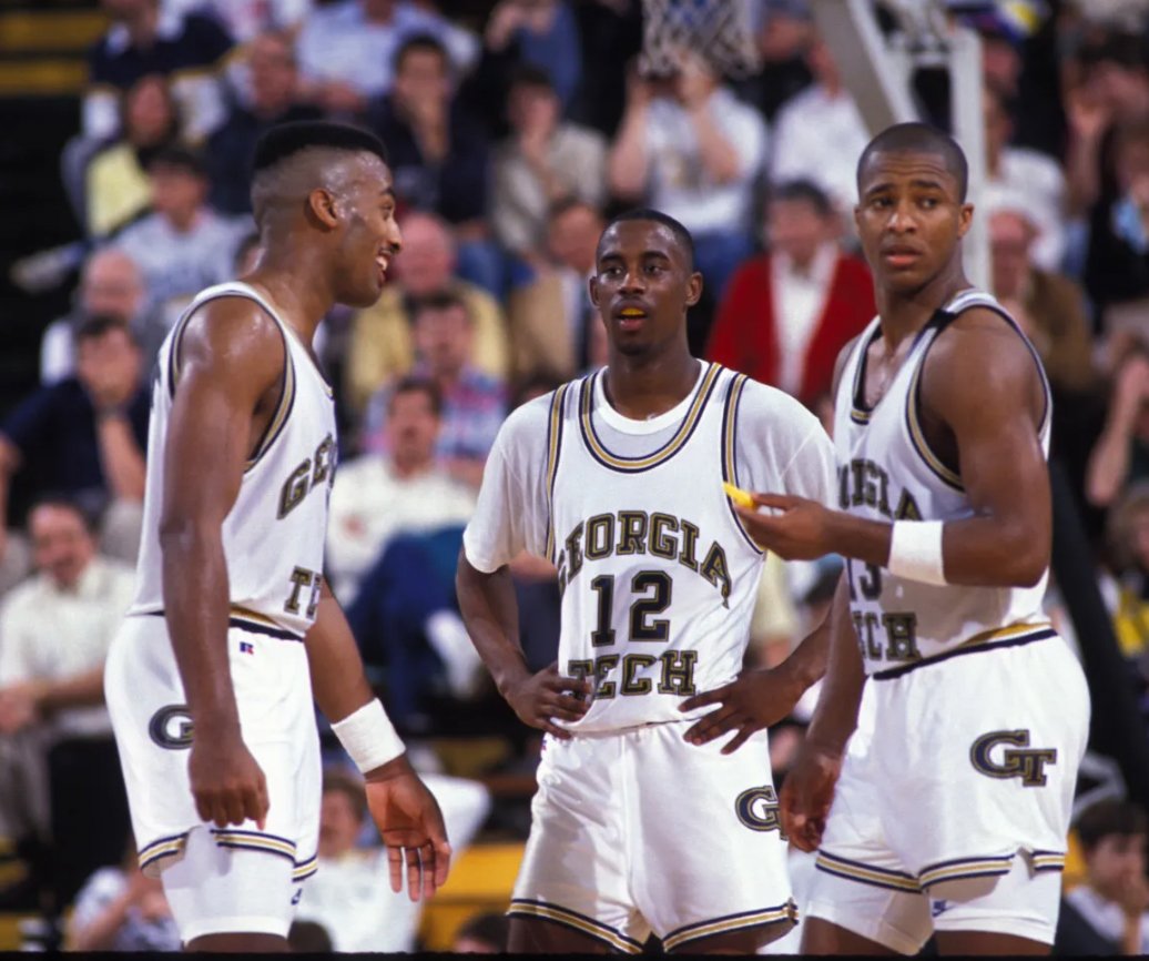 db_kano's tweet image. Memorable trío (Kenny Anderson, Dennis Scott y Brian Oliver) de los Yellow Jackets de Georgia Tech, mejor conocido como "Lethal Weapon 3", llegaron al Final Four NCAA en 1990.
🙌