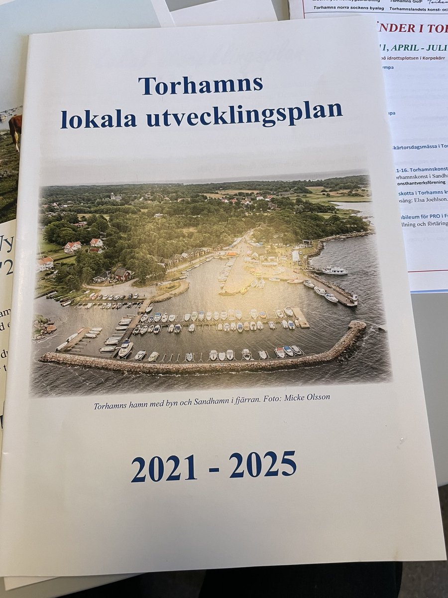 BorjeDovstad's tweet photo. I kvÀll Àr vi i #Torhamn för diskussion om lokala utvecklingsplanen
BostÀder, skolan och bibliotek Àr i fokus. @liberalerna vill bla att fler elever frÄn andra orter ska fÄ möjlighet att gÄ i Torhamns skola och varför inte ett kombinerat bibliotek för skolbarn och vuxna? #blepol https://t.co/YTh0BcohGK