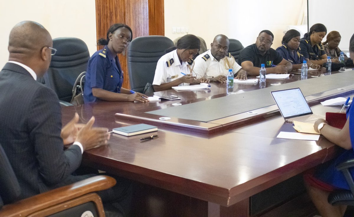 SanteSocialeGA's tweet photo. Dans le cadre du programme gouvernemental @GabonEgalite, le Min de @SanteSocialeGA, @DrObiang, a rencontré  l’ensemble des #PointsFocaux des #Commissariats de police du Grand #LBV. https://t.co/kaWr5KQ17s