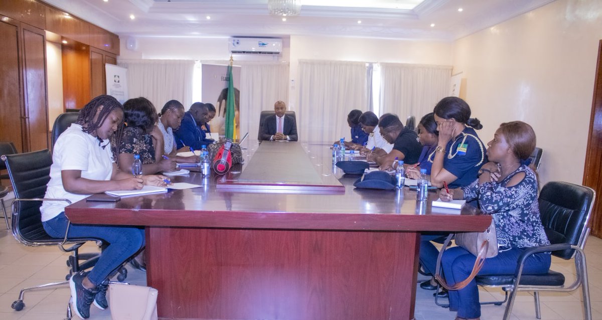 SanteSocialeGA's tweet photo. Dans le cadre du programme gouvernemental @GabonEgalite, le Min de @SanteSocialeGA, @DrObiang, a rencontré  l’ensemble des #PointsFocaux des #Commissariats de police du Grand #LBV. https://t.co/kaWr5KQ17s