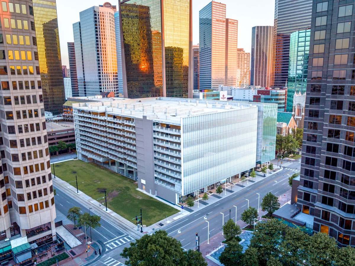 The Dallas Arts District is the place to be, no matter how you look at it. With the perfect balance of sky-high buildings and a walkable environment, the community surrounding Trammell Crow Center has it all. 😌