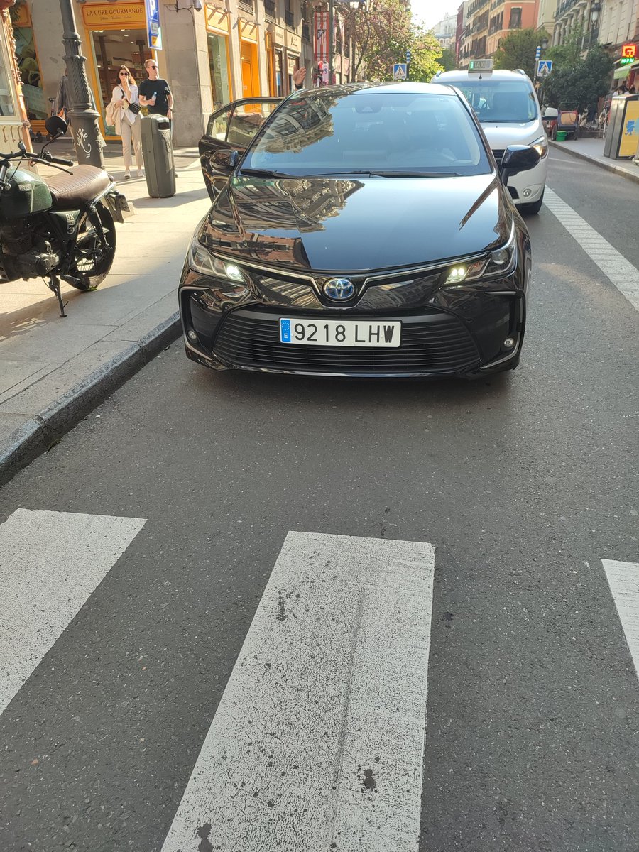 Guivelperu's tweet photo. @MADRID Este vehículo, de alguna de las compañías de Taxi que circulan, en la calle Mayor, tocando la bocina, intentando adelantarme y además insultándome por ir en la bicicleta.
TODO MAL https://t.co/RZOatrTZxn