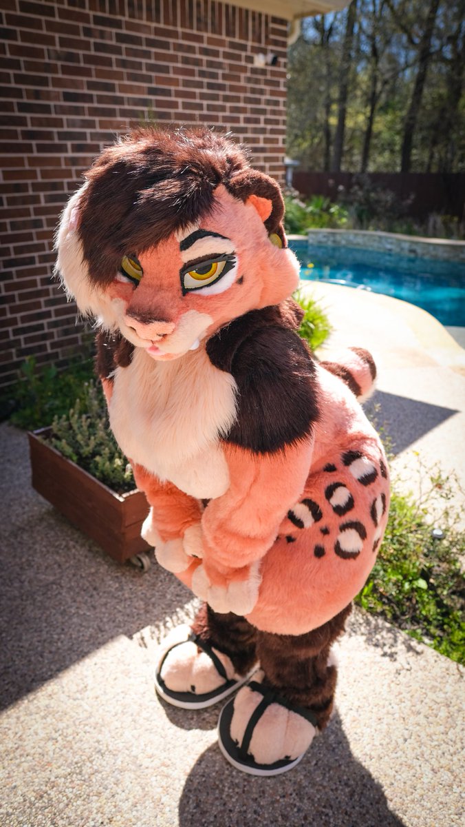 Glitzy_Fox's tweet photo. How to find me at #fwa2022 . On the con floor I'll be a pink thicc kitty or fox. 

I'll also be in artist alley selling 2 premade fursuits (last 2 pics)
Fri-Sun 10am to 3pm

I don't know a lot of people here tbh so pls invite me to ur parties and things. 💕🥺 https://t.co/DjRMAjkbM9