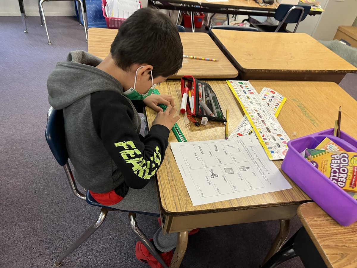 MsHenson6's tweet photo. We are loving measurement! We went on an in-class scavenger hunt for things to measure to the nearest inch! 📏 https://t.co/4PntxwCru1