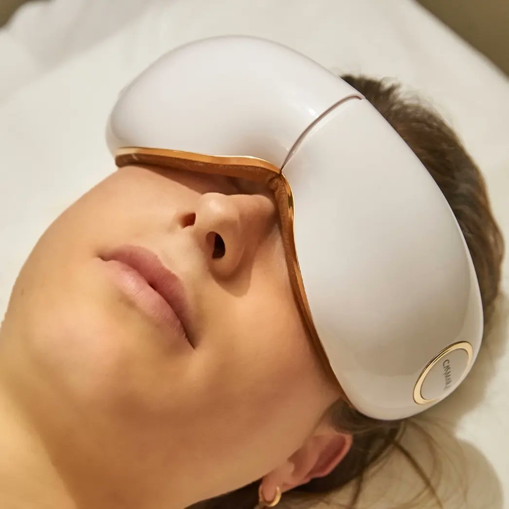 HotelGrevolSpa's tweet photo. Aquest tractament innovador utilitza la novetat de les ulleres que veieu a la fotografia, són unes ulleres que donen escalfor i permeten treballar en profunditat tots els productes al llarg de la sessió🧖‍♀️🧖‍♂️
#hotelgrèvol #hotelspa #relax #wellness #viulavalldecamprodon https://t.co/mDZd0Nw6F9