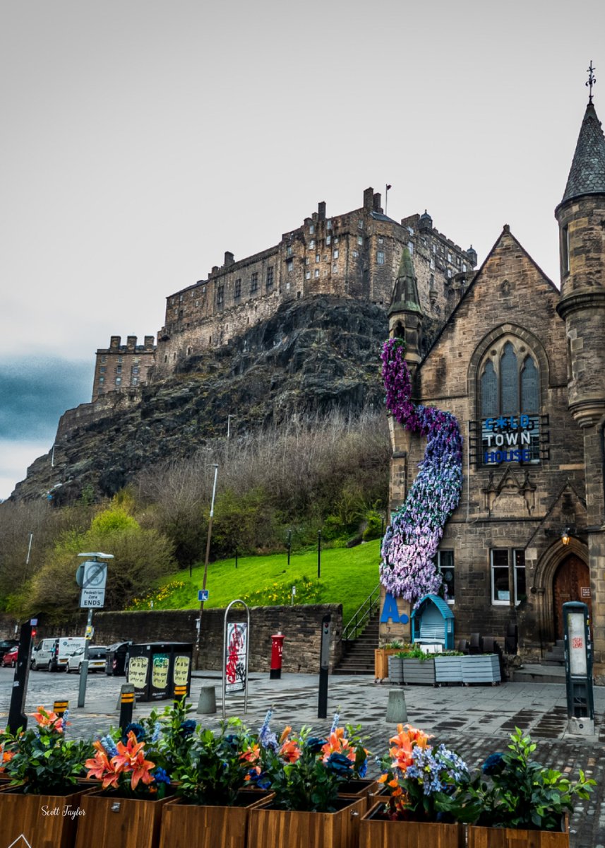 Edinburgh Castle 
#Edinburgh #castle #edinburghcastle #midevilcastle #scottish #scots #oldtown  #oldtownedinburgh #scotlandexplore #scotlandtravel #scotlandlover #travelscotland #travelphotography #canon #canoncamera @ThePhotoHour