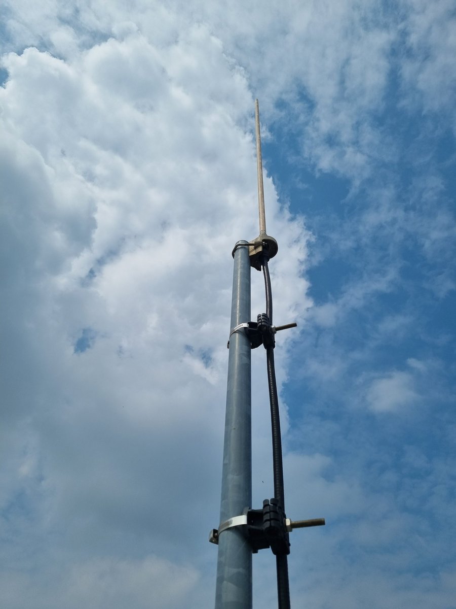 PE1RDP's tweet photo. Also the cables to the receiver of the national repeater PI2NOS were improved and fully labeled.
https://t.co/UkpNMH88YT
#hamradio #hamr #repeater #pi2nos #FM #70cm #UHF https://t.co/Uw75hlndlM