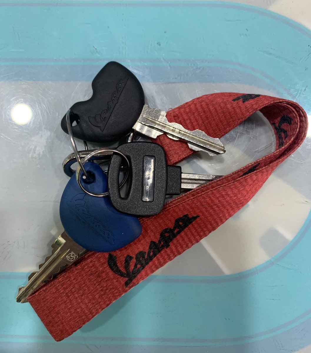 Rorrocarballodt's tweet photo. Encontré estas llaves de una moto #vespa en Santa Fe al 1100. Si pueden hagan RT que las llaves las tengo yo. #motovespa #llavesperdidas https://t.co/lC9pDkYPDv