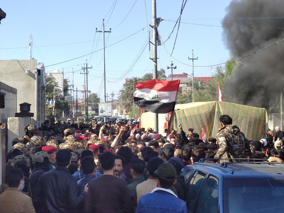 كفى تهميش، كفى تسويف،
اليوم انطلقت شراره وثوره لن تنطفى 
إلا باعاده الحقوق الى اصحابها شراره
 اشعلها الخريجين التربويين والاداريين 
للمطالبه بحقوقهم المشروعه في بلاد تغص بالخيرات،وقد اعلنوها ثوره تهز عروشكم وتهدد مناصبكم فحذو الخريج عند الغضب
#الاحد_ثوره_الخريجين_الاحرار