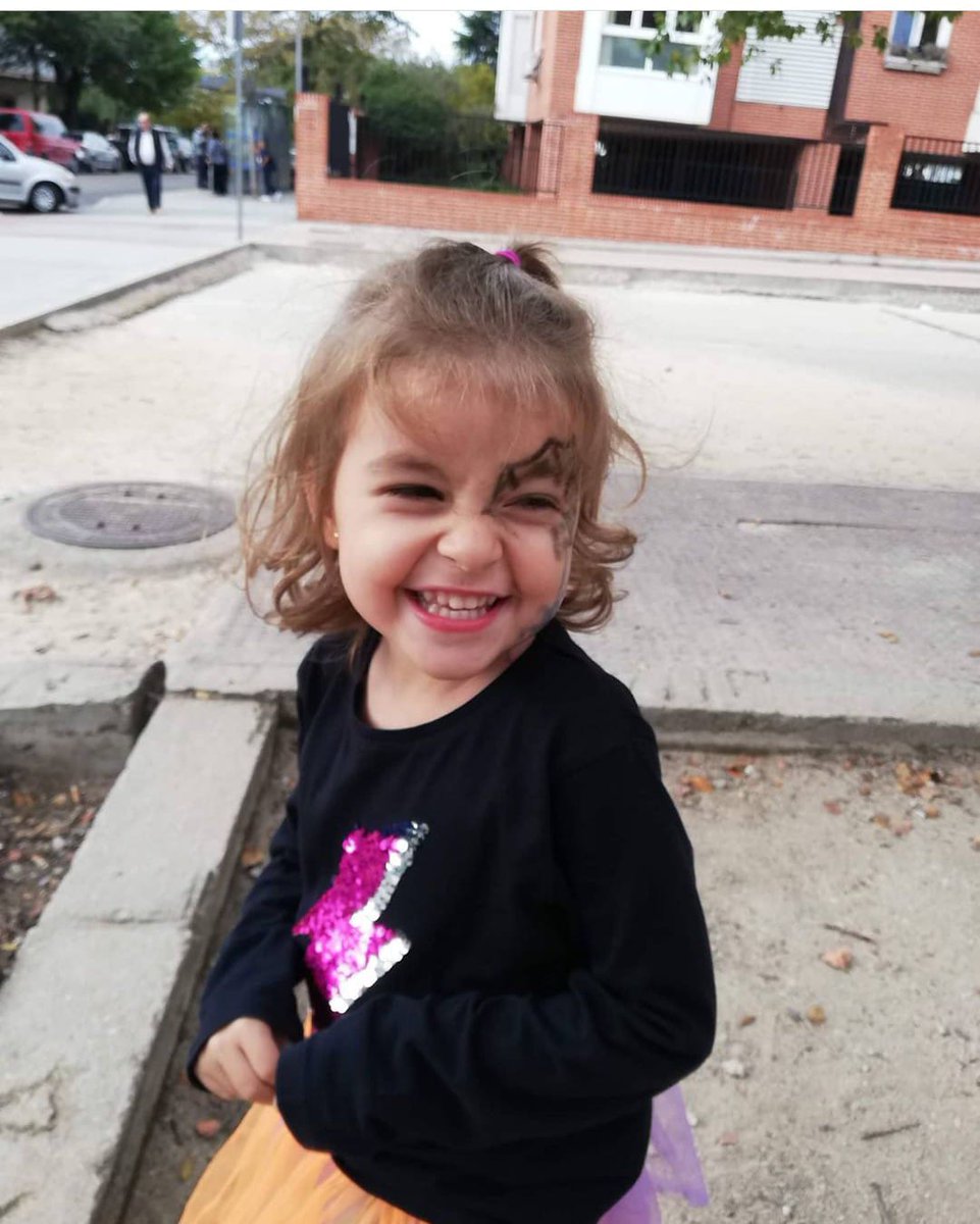 cenconc's tweet photo. Meri, la mamá de Lucía, escribió un cuento LAZOS IMAGINARIOS en el que Lucía y su amigo Mateo estaban unidos, además de por la leucemia, por unos lazos imaginarios que hoy son LAZOS REALES materializados en lazos de amor,amistad,dolor generosidad... 
https://t.co/CoSKAfTu53 https://t.co/dL4NJXxwdZ