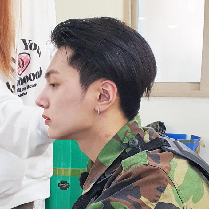 ต้องจากบ้านนา ถูกเกณฑ์เข้ามากรมทหาร
หนุ่ม ท.บ.2 ลูกอีสาน
มาประจำการชายแดนมาเลย์
บ้านเมืองขัดแย้ง
สายตาระแวงพาให้ว้าเหว่
ชีวิตดั่งเรือลำน้อยลอยเล
แขวนบนเส้นด้าย ปลายกระบอกปืน