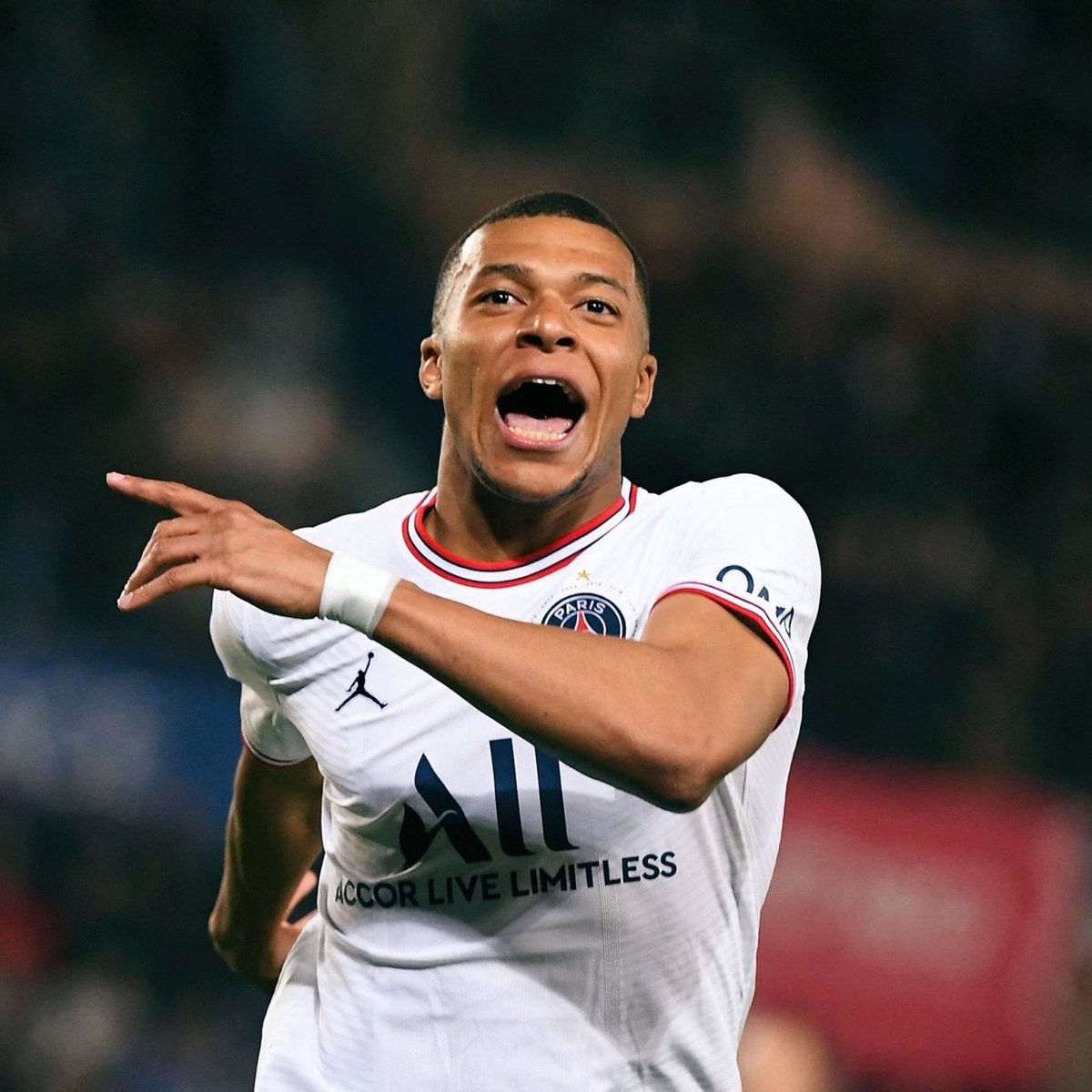 mundodabola's tweet photo. ⚠️ Mbappé concordou em assinar uma renovação de contrato por mais dois anos com o PSG. 

O acordo ainda não foi assinado, mas o clube já se acertou com o staff do jogador.

🗞️ @le_Parisien https://t.co/mDqXBdPJNC