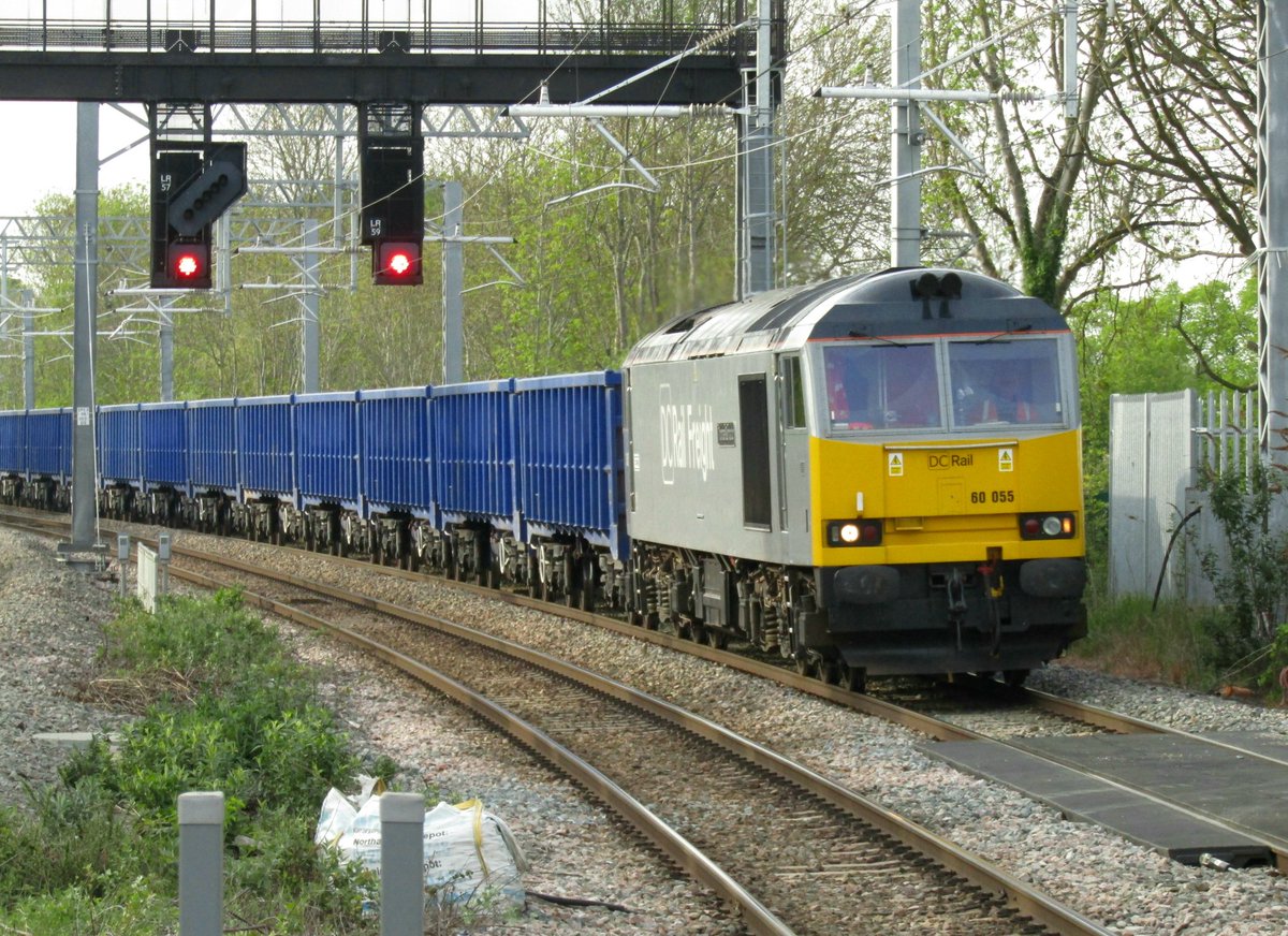 A nice bonus after work this afternoon, @DCRail2018 60055 'Thomas Barnado' heads south through Kettering on 6Z47 Chaddesden Sidings to Wembley Reception Sidings. #TugThursday #DCR #MML 5/5/22