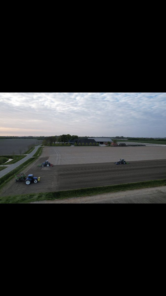 Laatste blokje poters de grond in. Harde nkg grond krijgen we wel fijn zo😉