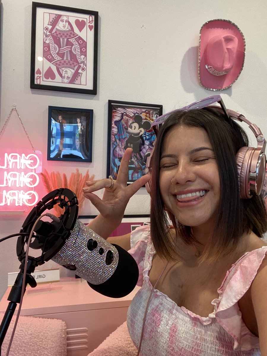 moonshell__'s tweet photo. Making memories 💖🤗
Recording a podcast with @C0nfidencequeen how cute is her pink studio? 💖 and a little @LittlelemonsNFT sweater action- thanks to @abrahammayorga ☀️🤗 https://t.co/N1QKx3xtUE